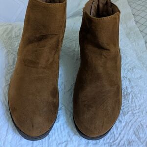 Max Muxun Size 7 Faux Suede Boots